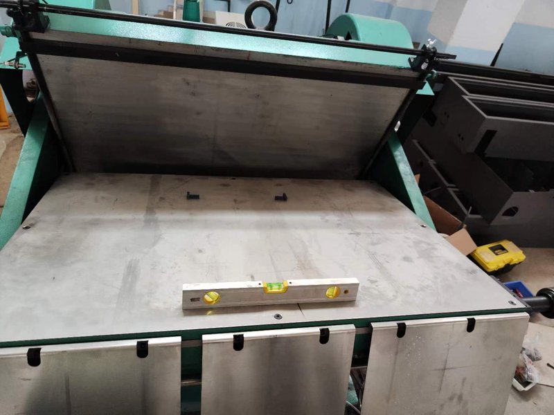 Die Cutting Machine with Robot Arm