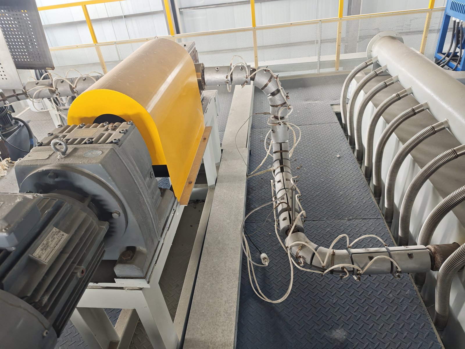Used 3.2m Yanpeng SSS PP Spunbond Nonwoven Line image 2